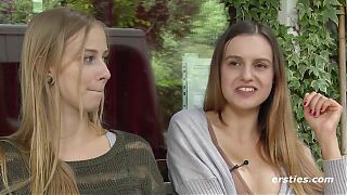 Heiße Österreicherin und heißes bayrisches Madl vergnügen sich vor Kamera - young busty lesbian babes makeout